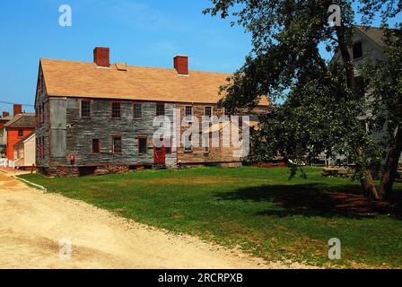 La Yeaton Winn House, una casa di clapboard dell'epoca coloniale, è una delle molte case storiche, di epoche diverse, a Strawberry Banke, New Hampshire Foto Stock