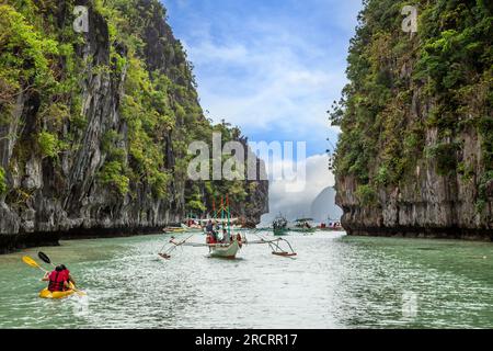 Ingorgo di traffico con molte barche turistiche nella grande laguna. El Nido, Palawan, Filippine Foto Stock