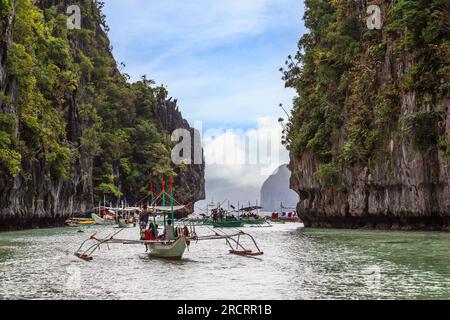 Ingorgo di traffico con molte barche turistiche nella grande laguna. El Nido, Palawan, Filippine Foto Stock