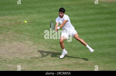 Londra, Regno Unito. 16 luglio 2023. Lo spagnolo Carlos Alcarazgioca un backhand nel match finale maschile di Wimbledon contro il serbo Novak Djokovic ai campionati di Wimbledon 2023 a Londra domenica 16 luglio 2023. Alcaraz ha battuto in finale 1-6, 7-6, 6-1, 3-6, 6-4. Foto di Hugo Philpott/UPI credito: UPI/Alamy Live News Foto Stock