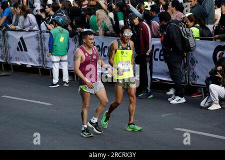 Città del Messico, Messico. 16 luglio 2023. Alejandro Pacheco e la sua guida hanno conquistato il primo posto con un tempo di 1:19:09 nella categoria non vedenti alla XVI mezza Maratona di città del Messico a città del Messico Messico Messico. Il 16 luglio 2023 a città del Messico, Messico (Credit Image: © Luis Barron/eyepix via ZUMA Press Wire) SOLO PER USO EDITORIALE! Non per USO commerciale! Foto Stock