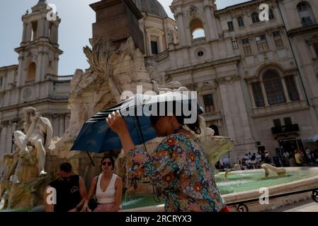 Le persone si raffreddano durante un'ondata di calore in corso con temperature che raggiungono i 40 gradi, a Roma, Italia, il 16 luglio 2023. Foto Stock