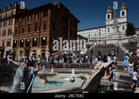 Le persone si raffreddano durante un'ondata di calore in corso con temperature che raggiungono i 40 gradi, a Roma, Italia, il 16 luglio 2023. Foto Stock