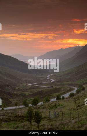 Un suggestivo tramonto sul Loch Maree e sulle montagne sulla tenuta Letterewe visto dal punto di osservazione di Glen Docherty in estate Foto Stock