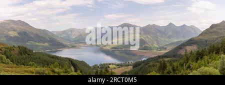 Una vista panoramica dal belvedere Bealach Ratagan verso il Ponte Shiel alla testa del Loch Duich e le cinque Sorelle di Kintail in estate Foto Stock