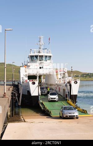 Le auto sbarcano allo Sconser Slipway dal Raasay Car Ferry 'Hallaig' a Bright Sunshine Foto Stock