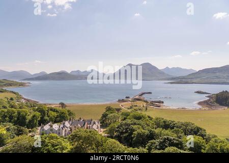 Raasay House vista da Temptation Hill a Raasay, con le montagne sull'isola di Skye in lontananza oltre Churchton Bay Foto Stock