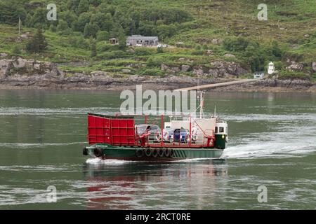 L'ultimo traghetto per auto girevole al mondo operato manualmente si avvicina all'isola di Skye, attraversando lo stretto di Kylerhea da Glenelg Foto Stock