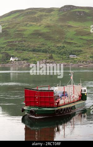 Salpando da Glenelg all'Isola di Skye, l'ultimo traghetto per piattaforma girevole manuale al mondo, MV Glenachulish, visto attraversare il Kylerhea Narrows Foto Stock