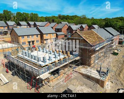 Pontypridd, Galles, Regno Unito - 20 maggio 2023: Vista aerea di un nuovo sviluppo abitativo da Bellway Homes a Church Village alla periferia di Pontypridd. Foto Stock