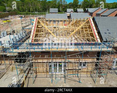 Pontypridd, Galles, Regno Unito - 20 maggio 2023: Vista aerea di un nuovo sviluppo abitativo da Bellway Homes a Church Village alla periferia di Pontypridd. Foto Stock