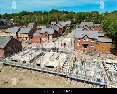 Pontypridd, Galles, Regno Unito - 20 maggio 2023: Vista aerea di un nuovo sviluppo abitativo da Bellway Homes a Church Village alla periferia di Pontypridd. Foto Stock