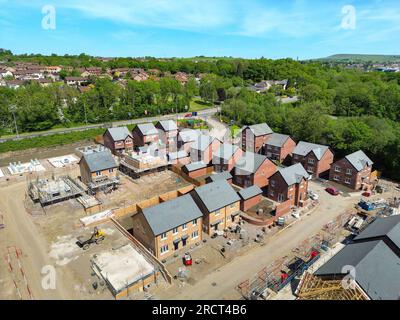 Pontypridd, Galles, Regno Unito - 20 maggio 2023: Vista aerea di un nuovo sviluppo abitativo da Bellway Homes a Church Village alla periferia di Pontypridd. Foto Stock