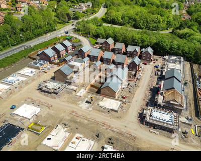 Pontypridd, Galles, Regno Unito - 20 maggio 2023: Vista aerea di un nuovo sviluppo abitativo da Bellway Homes a Church Village alla periferia di Pontypridd. Foto Stock