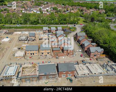 Pontypridd, Galles, Regno Unito - 20 maggio 2023: Vista aerea di un nuovo sviluppo abitativo da Bellway Homes a Church Village alla periferia di Pontypridd. Foto Stock