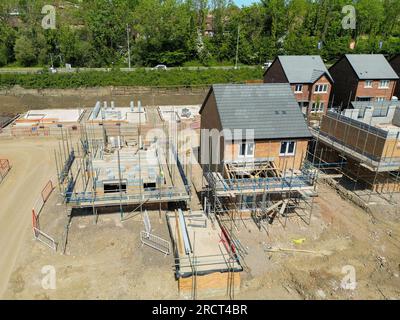 Pontypridd, Galles, Regno Unito - 20 maggio 2023: Vista aerea di un nuovo sviluppo abitativo da Bellway Homes a Church Village alla periferia di Pontypridd. Foto Stock