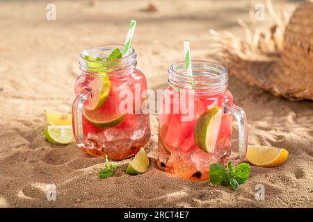 Gustosa limonata con melone, agrumi e ghiaccio tritato. Mojito con lime e anguria. Foto Stock