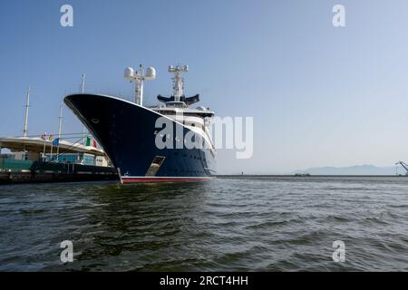 CAGLIARI, ITALIA - LUGLIO 2023: Lo yacht di lusso da 414 piedi "Octopus", di proprietà del co-fondatore di Microsoft Paul Allen, è ormeggiato nel porto il 15 luglio 2023 Foto Stock