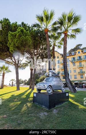 Bello e il suo fascino al culmine dell'estate con il caldo ardente. Nice et ses charmes en plein coeur de l'été sous une chaleur caniculaire. Foto Stock