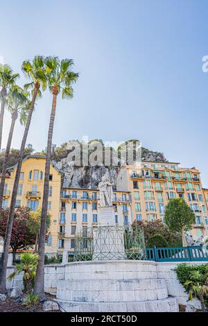 Bello e il suo fascino al culmine dell'estate con il caldo ardente. Nice et ses charmes en plein coeur de l'été sous une chaleur caniculaire. Foto Stock