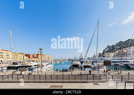 Bello e il suo fascino al culmine dell'estate con il caldo ardente. Nice et ses charmes en plein coeur de l'été sous une chaleur caniculaire. Foto Stock