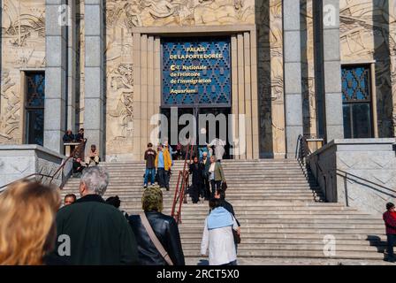 Parigi, Francia - grande folla di turisti che visitano fuori dalla "Cité International de l'Histoire de l'Immigration" (Palais porte Dorée), Musée National de l'histoire de l'Immigration Foto Stock