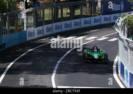 Roma, Italia. 16 luglio 2023. Nick Cassidy dell'Australia e Envision Racing in pista durante il Campionato del mondo ABB FIA di Formula e - 2023 Hankook Roma e-Prix Round 14. (Foto di Elena Vizzoca/SOPA Images/Sipa USA) credito: SIPA USA/Alamy Live News Foto Stock