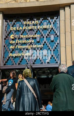 Parigi, Francia - grande folla di turisti che visitano fuori dalla 'Cité International de l'Histoire de l'Immigration' 'Museo dell'immigrazione', (Palais porte Dorée). Musée National de l'histoire de l'Immigration Foto Stock