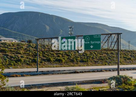 Segui le indicazioni per la superstrada verde sull'Interstate 10 i-10 per altre città del deserto, Indio e 111 Palm Springs in California. Foto Stock