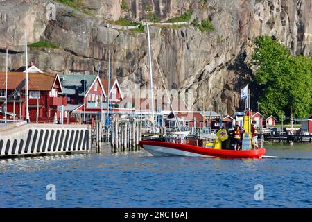 Piccolo battello di salvataggio svedese che attracca nel porto di Fjällbacka nel giugno 2023. Foto Stock