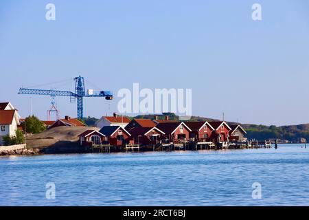 Destinazione estiva svedese: Villaggio, porto e arcipelago di Fjällbacka sulla costa occidentale della Svezia, vicino al mare del Nord nel giugno 2023 Foto Stock