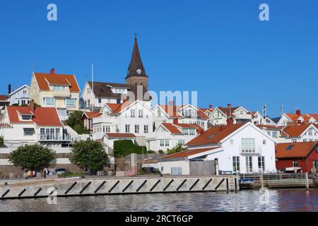 Destinazione estiva svedese: Villaggio, porto e arcipelago di Fjällbacka sulla costa occidentale della Svezia, vicino al mare del Nord nel giugno 2023 Foto Stock