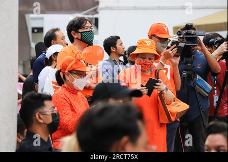 16 luglio 2023, Bangkok, Thailandia: I manifestanti organizzano una folla di auto rispettano il mio voto per portare lettere di dimissioni ai senatori che fungono da leader delle forze armate. Composto dal segretario permanente del ministero della difesa, dal comandante supremo, dal comandante dell’esercito, della marina, dell’aeronautica militare e dal Commissario generale della polizia reale tailandese, organizzando carovane e corna per presentare documenti al comando dell’esercito, della marina, Polizia Nazionale e termina al Bangkok Art and Culture Center. (Immagine di credito: © Adirach Toumlamoon/Pacific Press via ZUMA Press Wire) USO EDITORIALE SU Foto Stock
