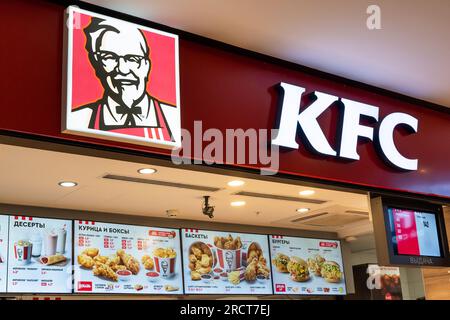 Fast food KFC. Insegna del Kentucky Fried Chicken Restaurant e menu dello spettacolo di fast food per i clienti. Minsk, Bielorussia, 18 maggio 2023 Foto Stock