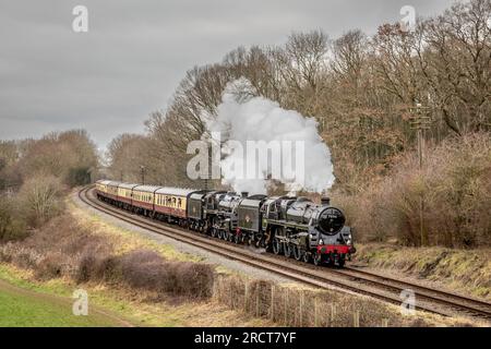 BR 'Class 5' 4-6-0 No. 73156 e 73082 'Camelot' fa tappa vicino a Kinchley Lane sulla Great Central Railway, Leicestershire Foto Stock