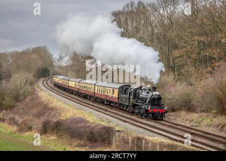 BR '2MT' 2-6-0 No. 78018 passa vicino a Kinchley Lane sulla Great Central Railway, Leicestershire Foto Stock