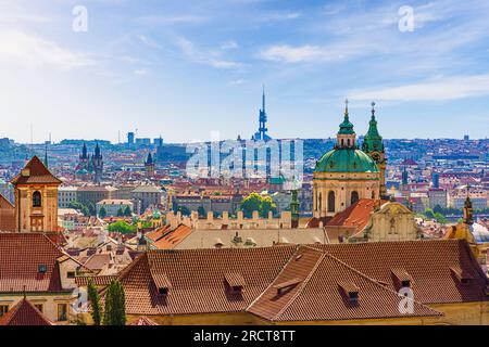 Vista panoramica del paesaggio urbano di Praga con decine di torri che mescolano tradizione e modernità Foto Stock