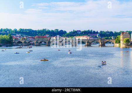 Vista panoramica del fiume Moldava attraversata dal Ponte Carlo a Praga, Repubblica Ceca. Foto Stock