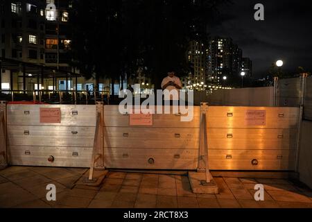 Hong Kong, Cina. 16 luglio 2023. A Heng fa Chuen sono installate barriere di inondazione. Il 16 e 17 luglio Hong Kong si prepara all'arrivo del tifone Talim, in quanto alla città viene emesso il segnale di avvertimento T8 dall'Osservatorio di Hong Kong per la prima volta nel 2023. Con l'avvicinarsi della tempesta, gli effetti si avvertono in varie parti della città, tra cui Tsim Sha Tsui e Heng fa Chuen, dove i residenti si avventurano per sperimentare la potenza del tifone. Credito: SOPA Images Limited/Alamy Live News Foto Stock