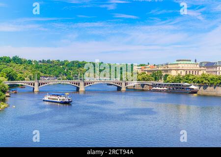 Vista panoramica in estate del fiume Moldava attraversata dal ponte Mánes a Praga Foto Stock