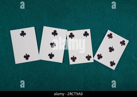 Carta da gioco del vecchio West sul tavolo da gioco verde. Foto Stock