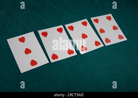 Carta da gioco del vecchio West sul tavolo da gioco verde. Foto Stock