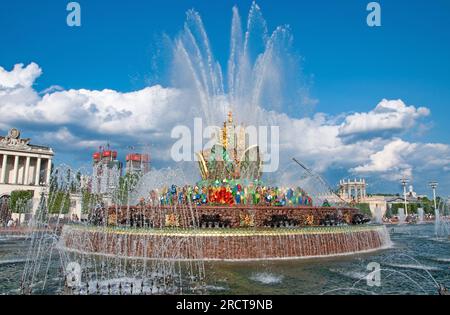 Mosca, Russia - 30 giugno 2023: Fontana di pietra Fiore dei popoli presso il Centro Fieristico All-Russian Foto Stock