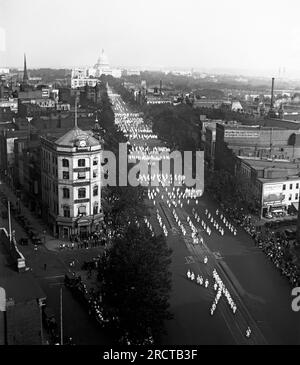 Washington, D.C. 13 settembre 1926 Una parata del Ku Klux Klan lungo Pennsylvania Avenue nel Campidoglio della nazione. Foto Stock
