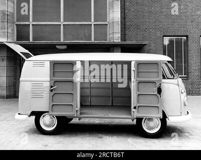 Stati Uniti: 1960 Una vista laterale di una Volkswagon Microbus del 1960 che mostra la sua grande copacità del carico. Foto Stock