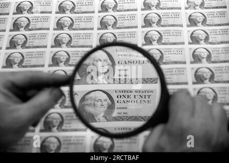 Washington, D.C.: 31 gennaio 1974 francobolli per razioni di gas stampati e ispezionati con una lente di ingrandimento presso il Bureau of Engraving & Printing . Foto Stock