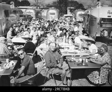 Stati Uniti: 1961 colazione in un raduno di rimorchi Airstream. Foto Stock