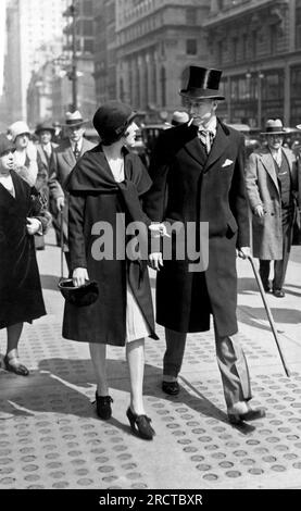 New York, New York: 1928. Le donne lanciano pubblicamente le loro sigarette Lucky Strike "Torches of Freedom" durante la Fifth Avenue Easter Parade come gesto di libertà e di assoluta uguaglianza con gli uomini. La manifestazione fu organizzata dal maestro delle pubbliche relazioni, Edward Bernays per il suo cliente, l'American Tobacco Company Foto Stock