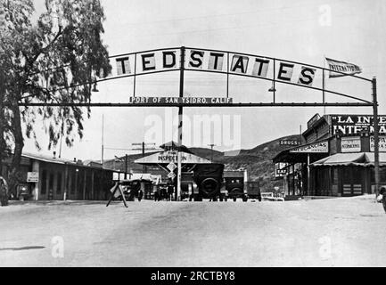 Tijuana, Messico: 27 settembre 1927 guardando a nord verso il porto di frontiera di ingresso a San Ysidro in California. Foto Stock