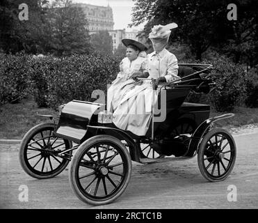 Stati Uniti: c. 1906 due donne che cavalcano in un parco in un'automobile molto precoce. Foto Stock